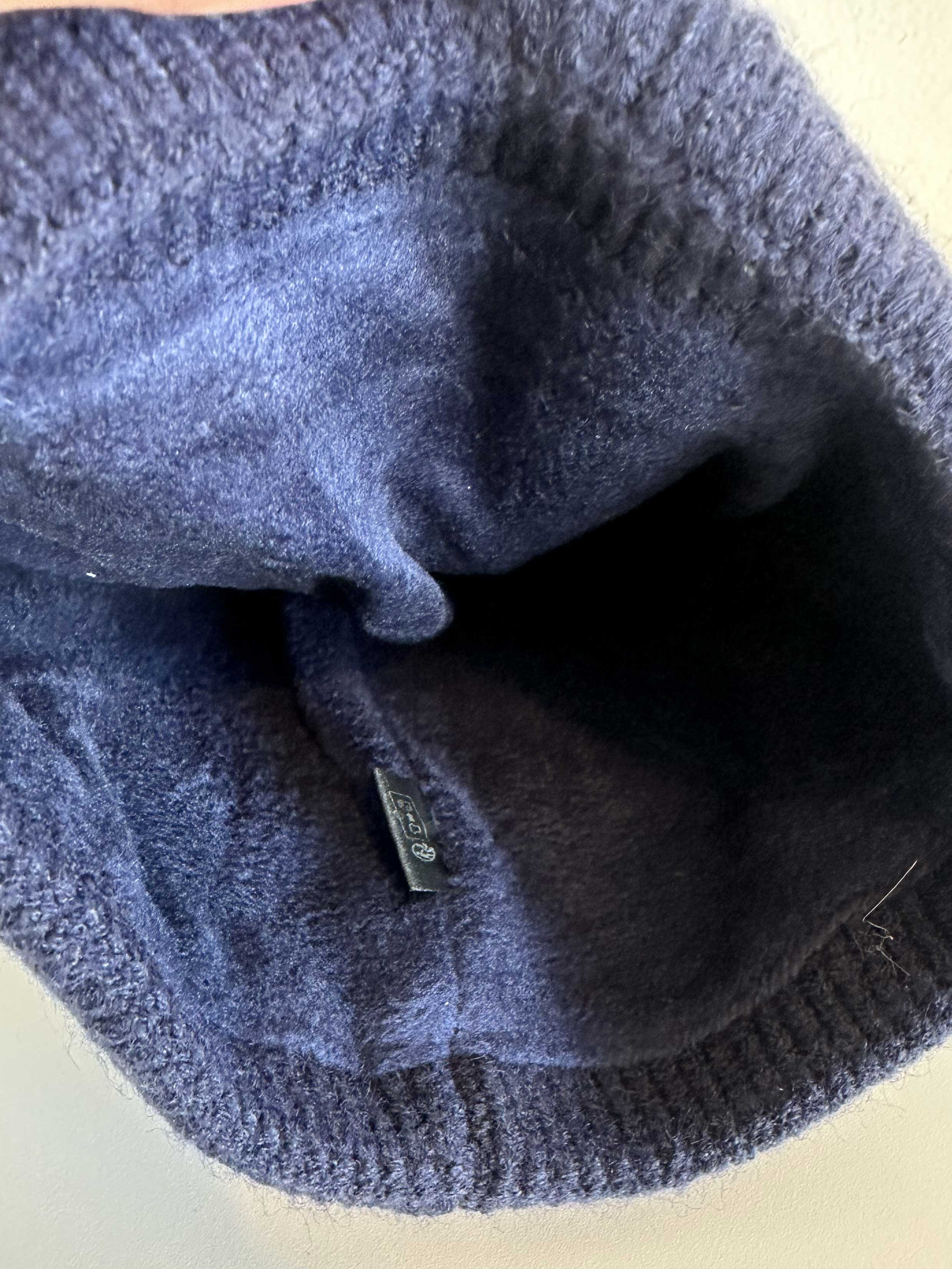 Neta - Strikhue med hvid tekst